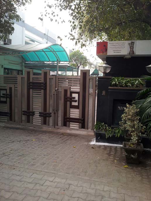gate of apartment complex where arvind kejriwal lives