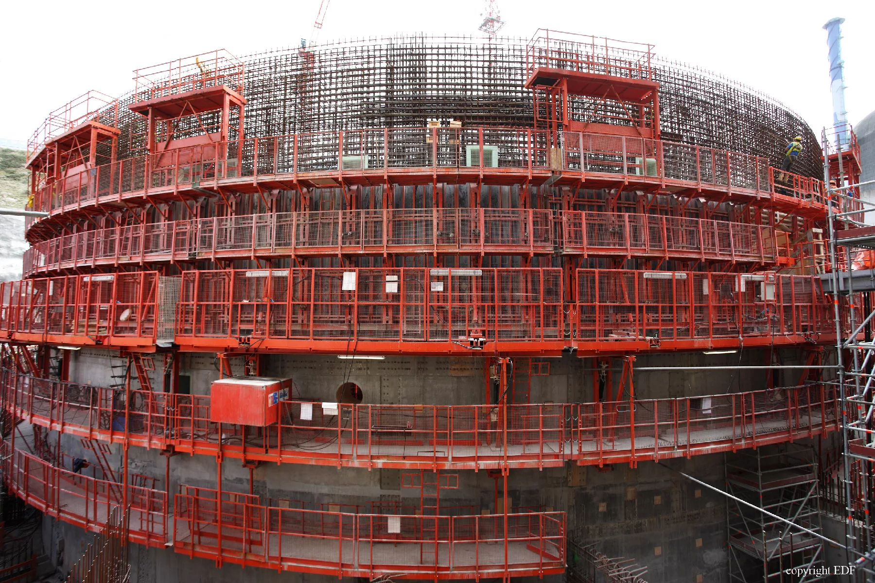 The scale of the Flamanville reactor - during installation