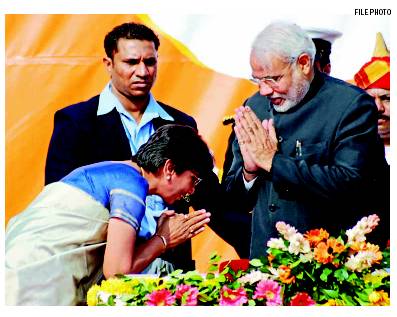 Maya Kodnani bowing before Modi