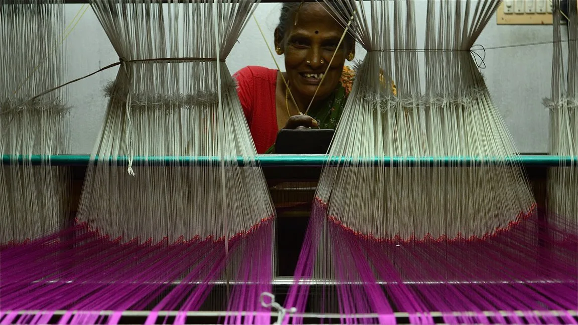 Woman weaver at handloom from Walahjapet, Tamil Nadu