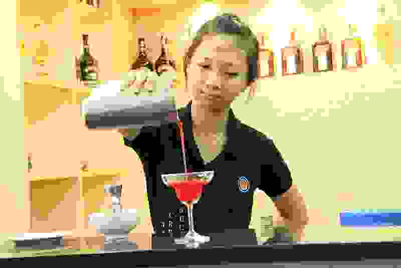 Portrait: Hutech bartender