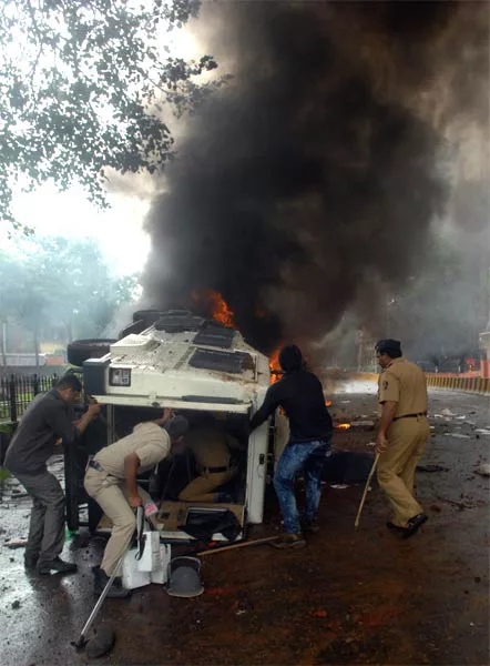 Van set on fire by angry Muslim protesters in Mumbai