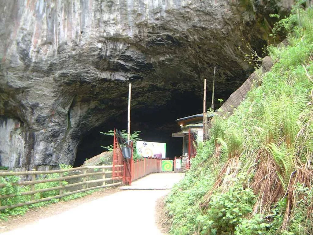 peak cavern entrance titan cave castleton