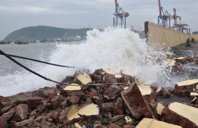 Vizag Jetty wall collapse - Cyclone Phailin