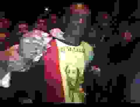 Nigerian drug peddler caught by Somnath Bharti black man with drug packers in fist caught by mob