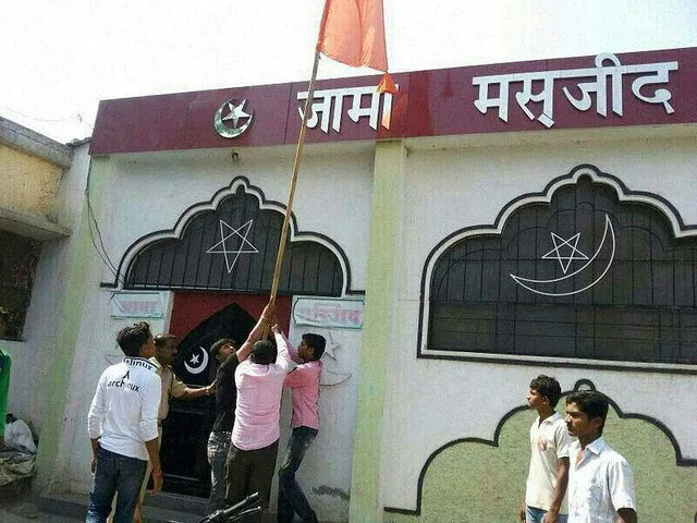 Right wing activists try to raise saffron flag on Jama Masjid